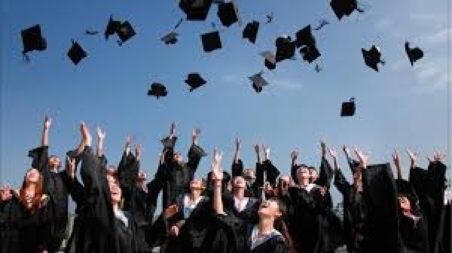 O Fim das Formaturas Ostentação? Por que a Geração Z está trocando o baile por certificações e experiências de carreira