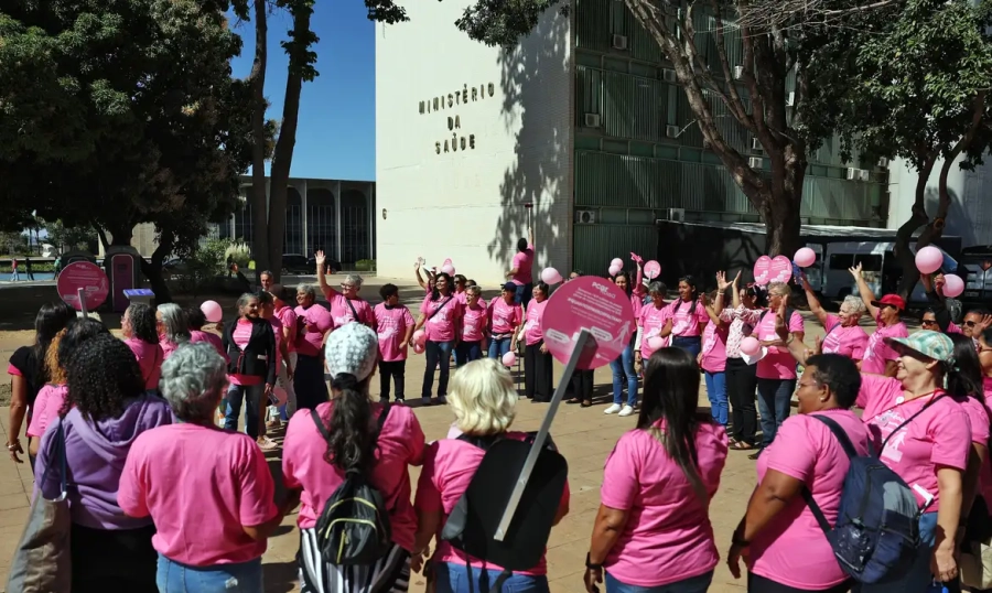 Câncer de mama: manifestação cobra acesso a tratamento aprovado no SUS