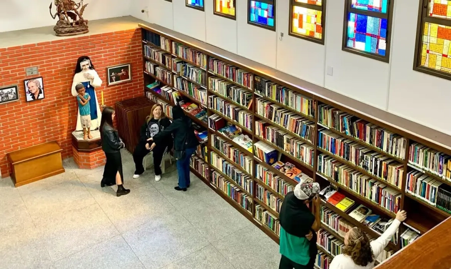 Pessoas em situação de rua passam a contar com biblioteca em São Paulo