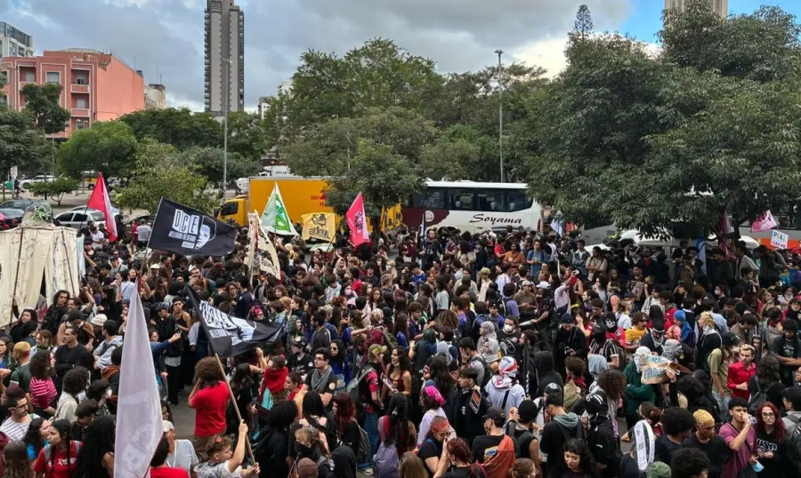 Em ato na capital paulista, estudantes criticam políticas educacionais